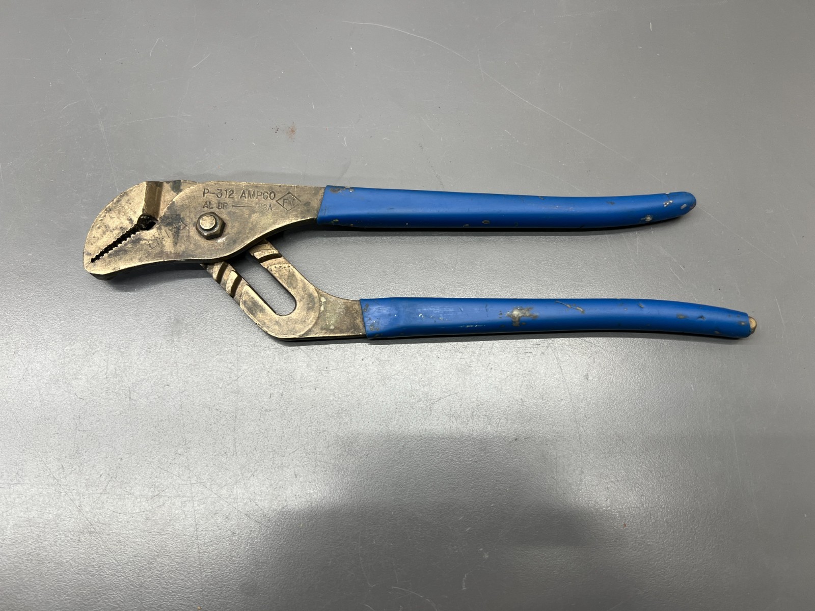 (P) AMPCO TOOLS P-312 12″ ALBR NON-SPARKING GROOVE JOINT PLIERS – USA