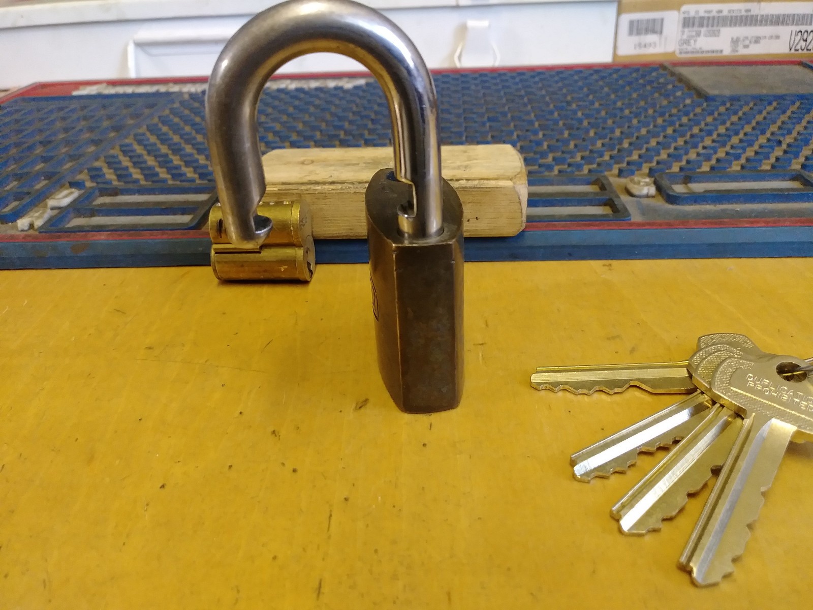 Vintage BEST Padlock DOUGLAS AIR /new keys/MASTER CONTROL 11c51