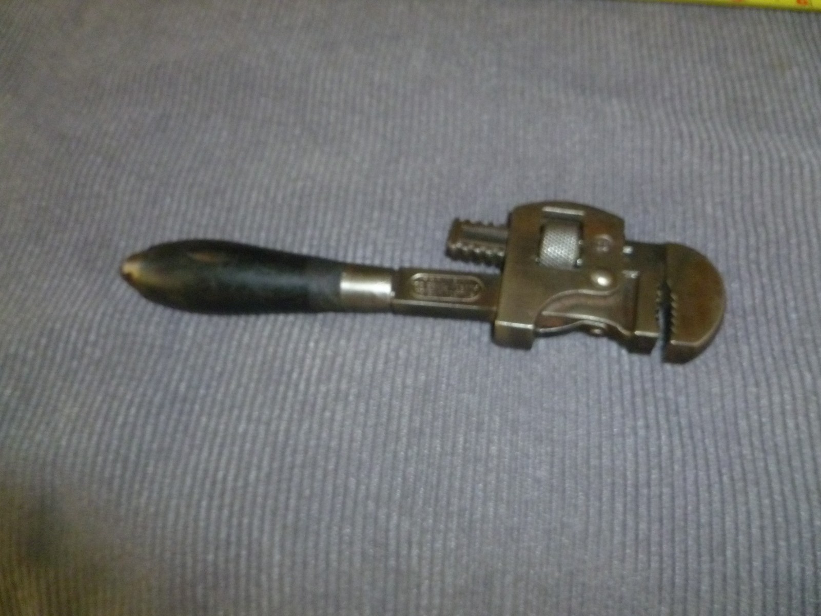 ANTIQUE STILLSON 8″ ADJ. PIPE WRENCH W/ WOOD HANDLE (HUDSON FORGE CO. U.S. A.)