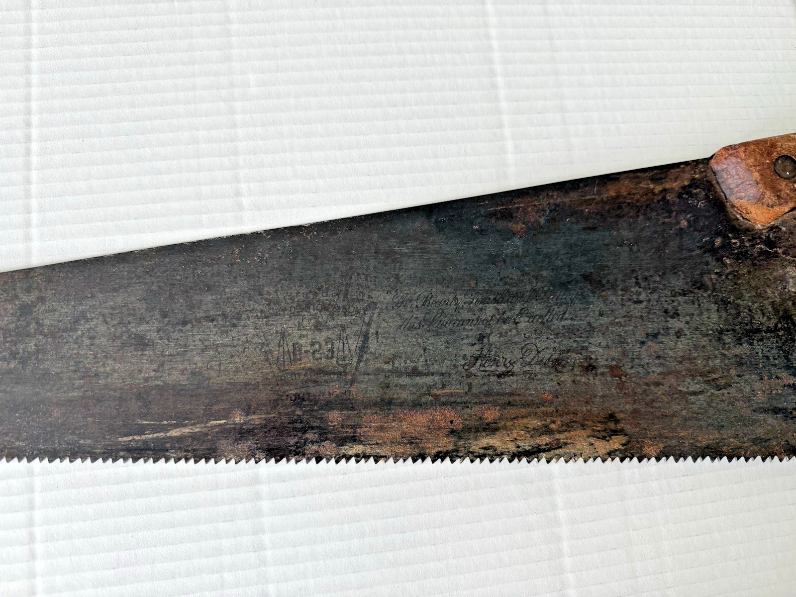 VTG DISSTON & SONS D-23 Saw with Etched Design, Hardwood Handle w/Wheat Carving