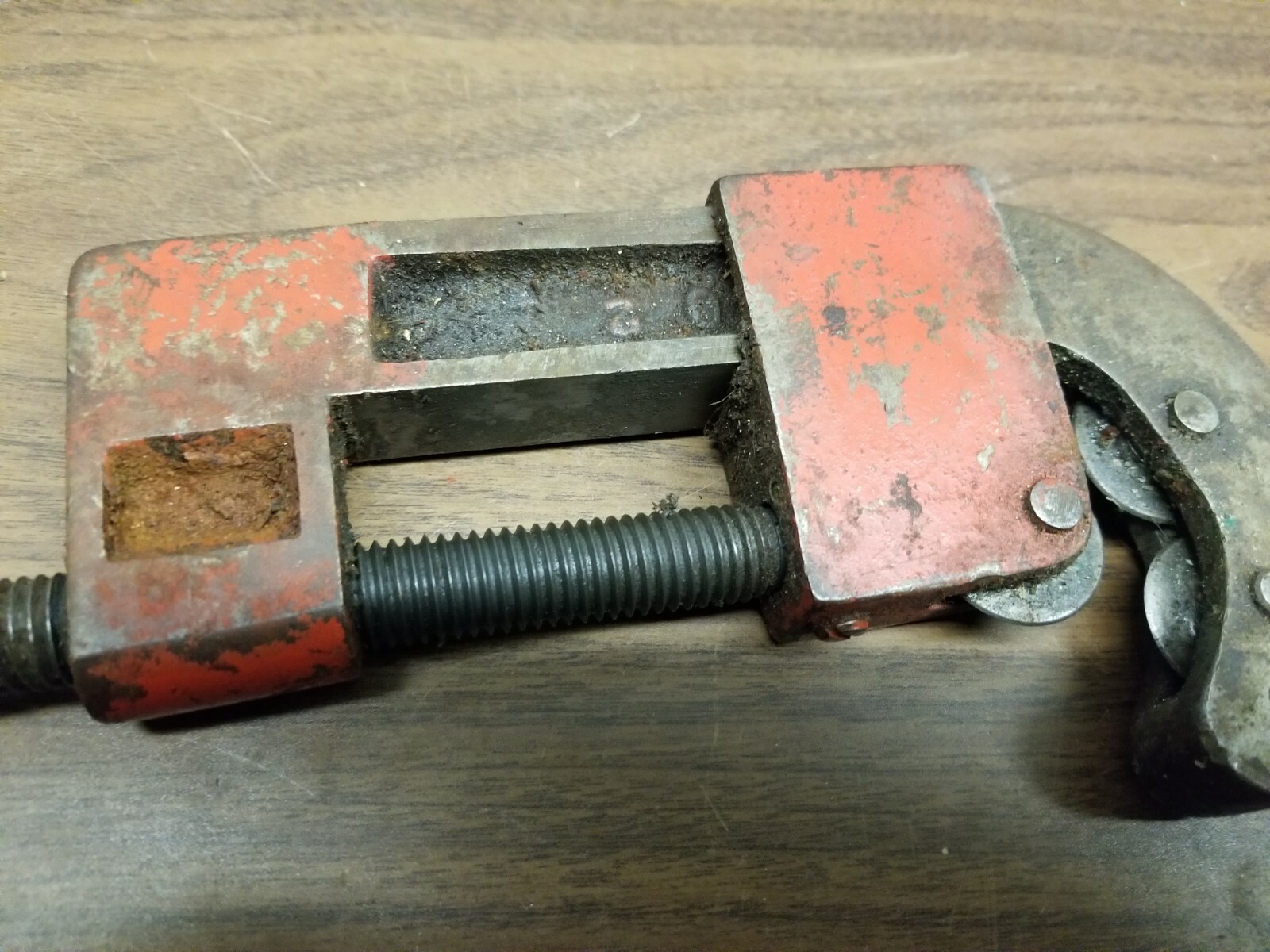 Vintage Pipe Cutter upto 2 1/2″ diameter cut – Estate Find – Moves Smooth