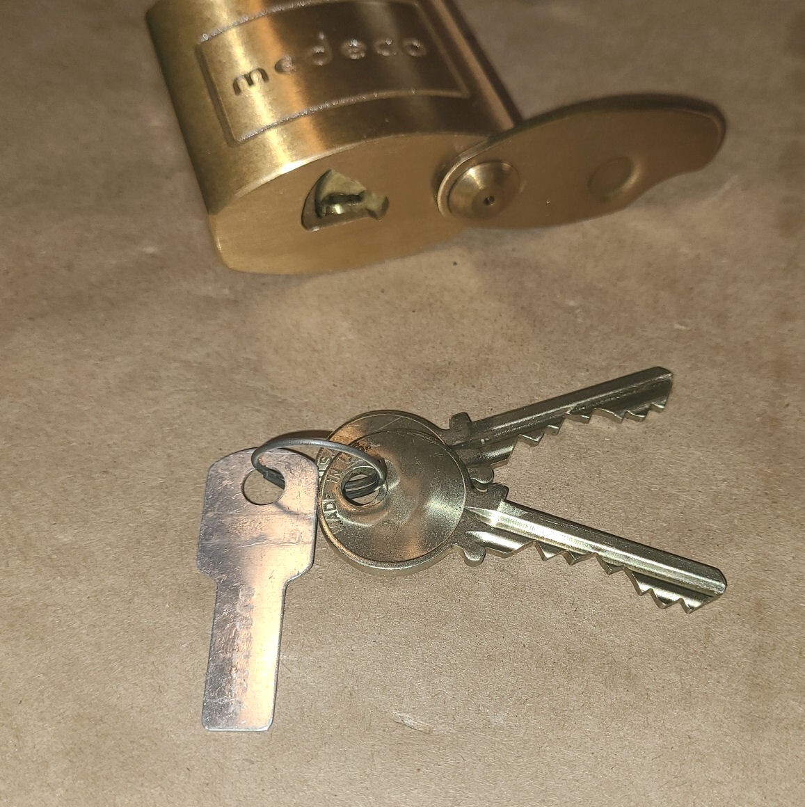 Medeco D50-711-00 padlock w/ 2 keys & security I.D. tag – New