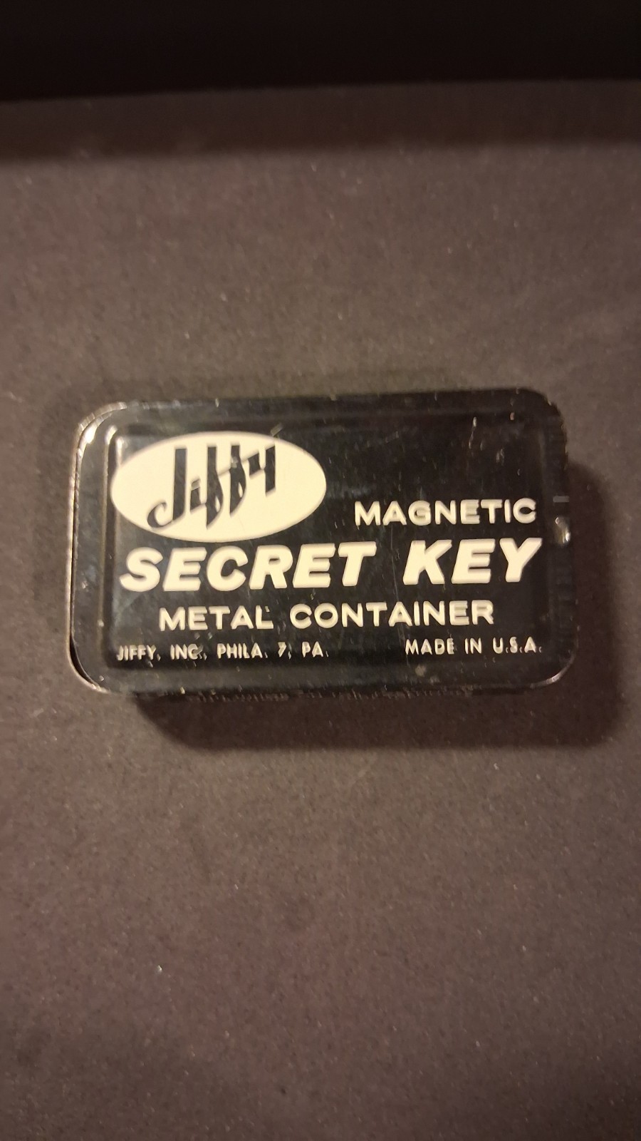 Vintage Jiffy Secret Key Magnetic Metal Holder Made in USA Black & White 2-3/8″