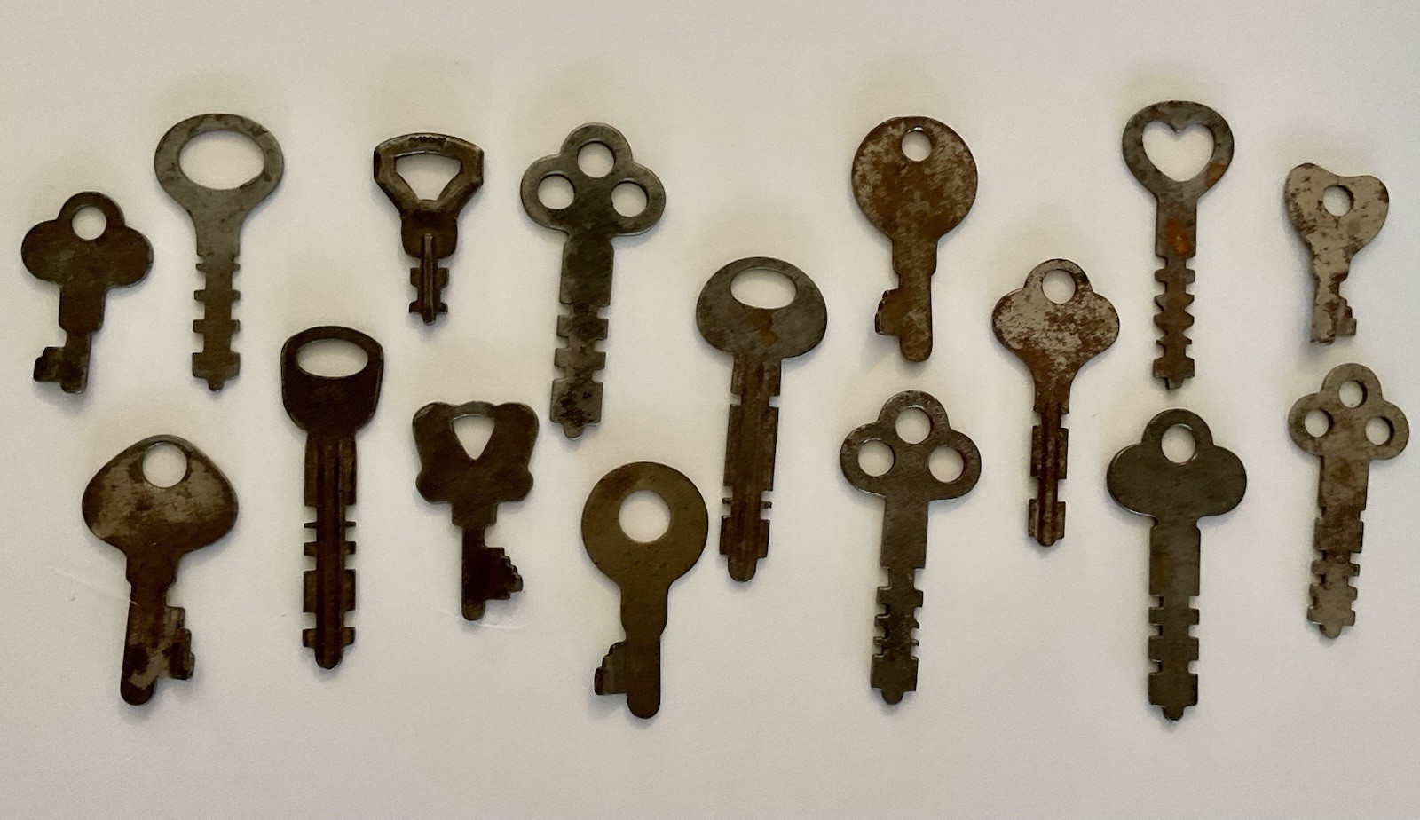 16 Vintage Antique Flat Skeleton Keys Steel Padlock Cabinet Trunk Steampunk