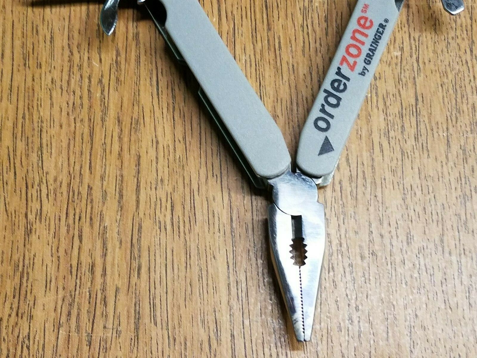 Professional Multi Tool 9 in 1 with Belt Case – Granger Order Zone – New