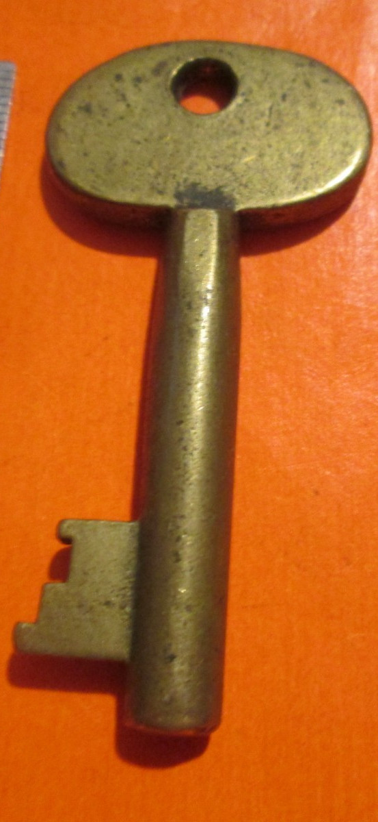 VINTAGE BRASS ANTIQUE SKELETON KEY POLICE ALARM CALL BOX GAMEWELL FIRE SMALL 2”