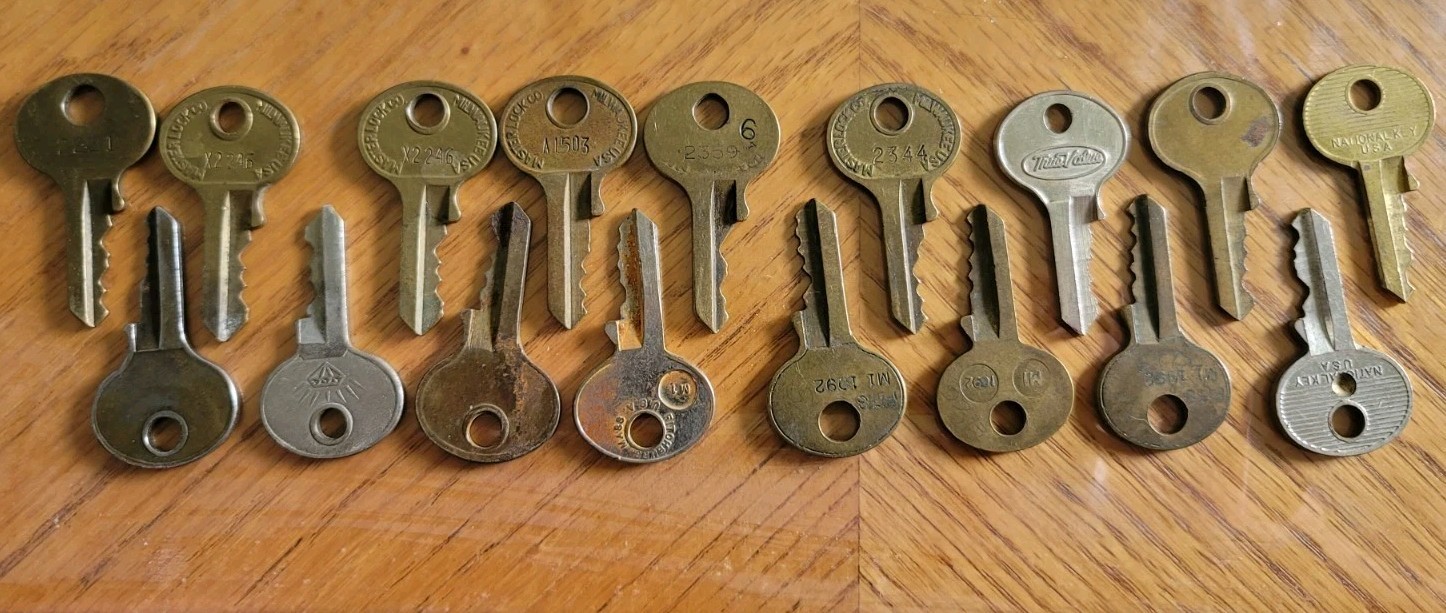 17 Master Lock Keys M1 – Some W/ Lion