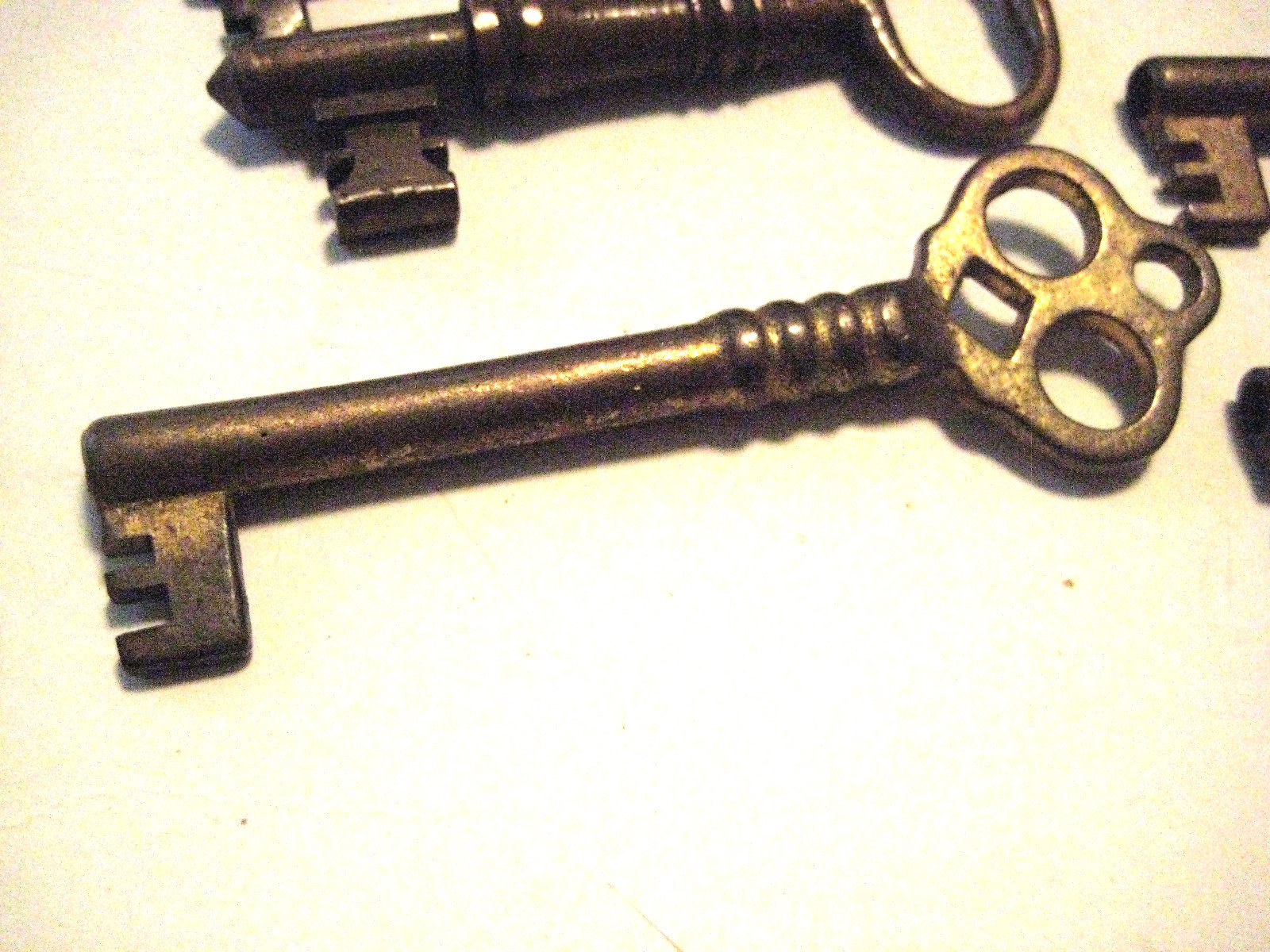 ANTIQUE LOT OF 9 STEEL/BRASS BARREL KEYS SKELETON KEYS ASSORTED GOOD USED COND.