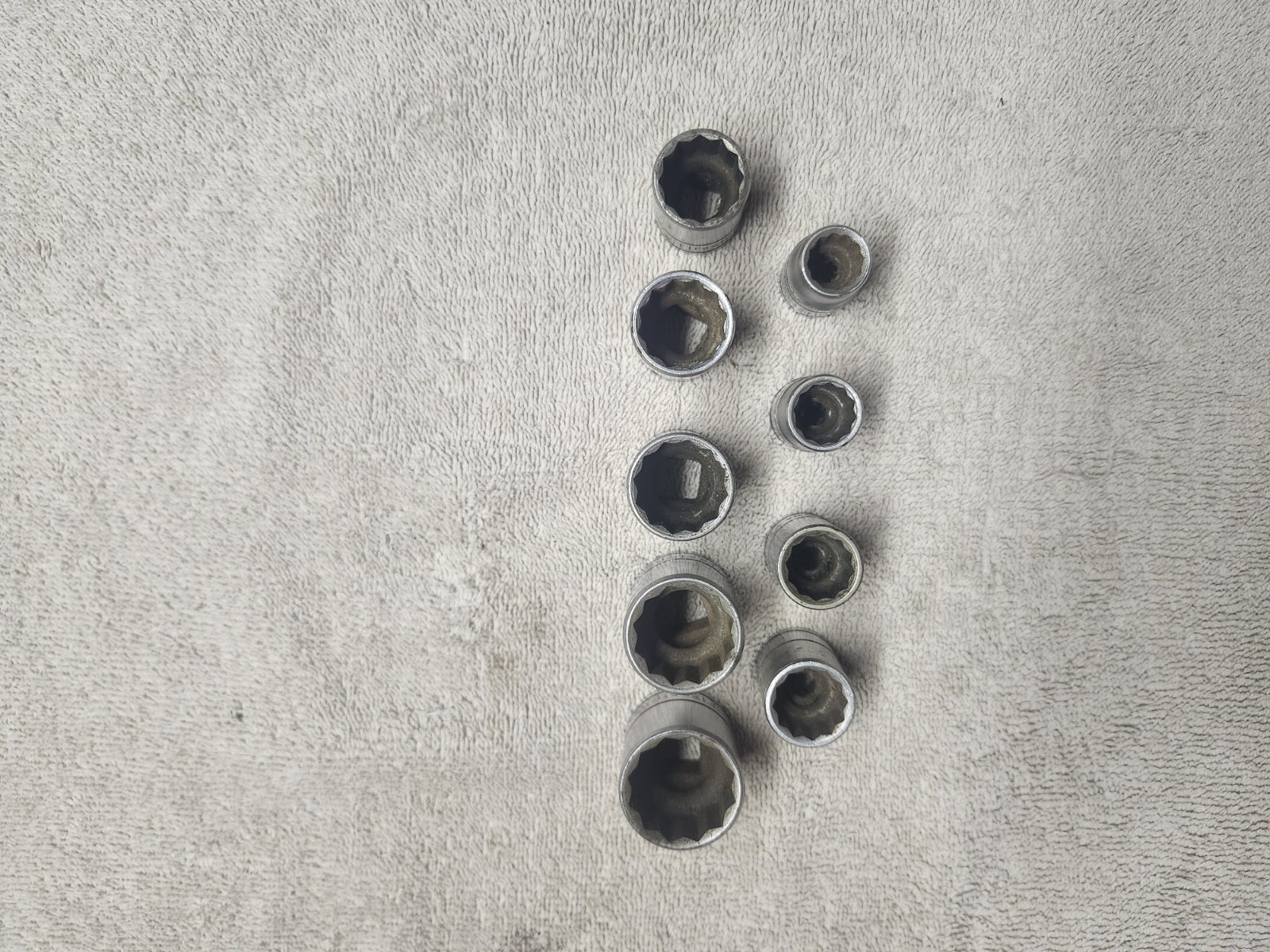 GROUP OF 12 FIRESTONE 1/2″ DR HAND TOOLS. 9 SOCKETS 1 SPEED WRENCH & 2 RATCHETS