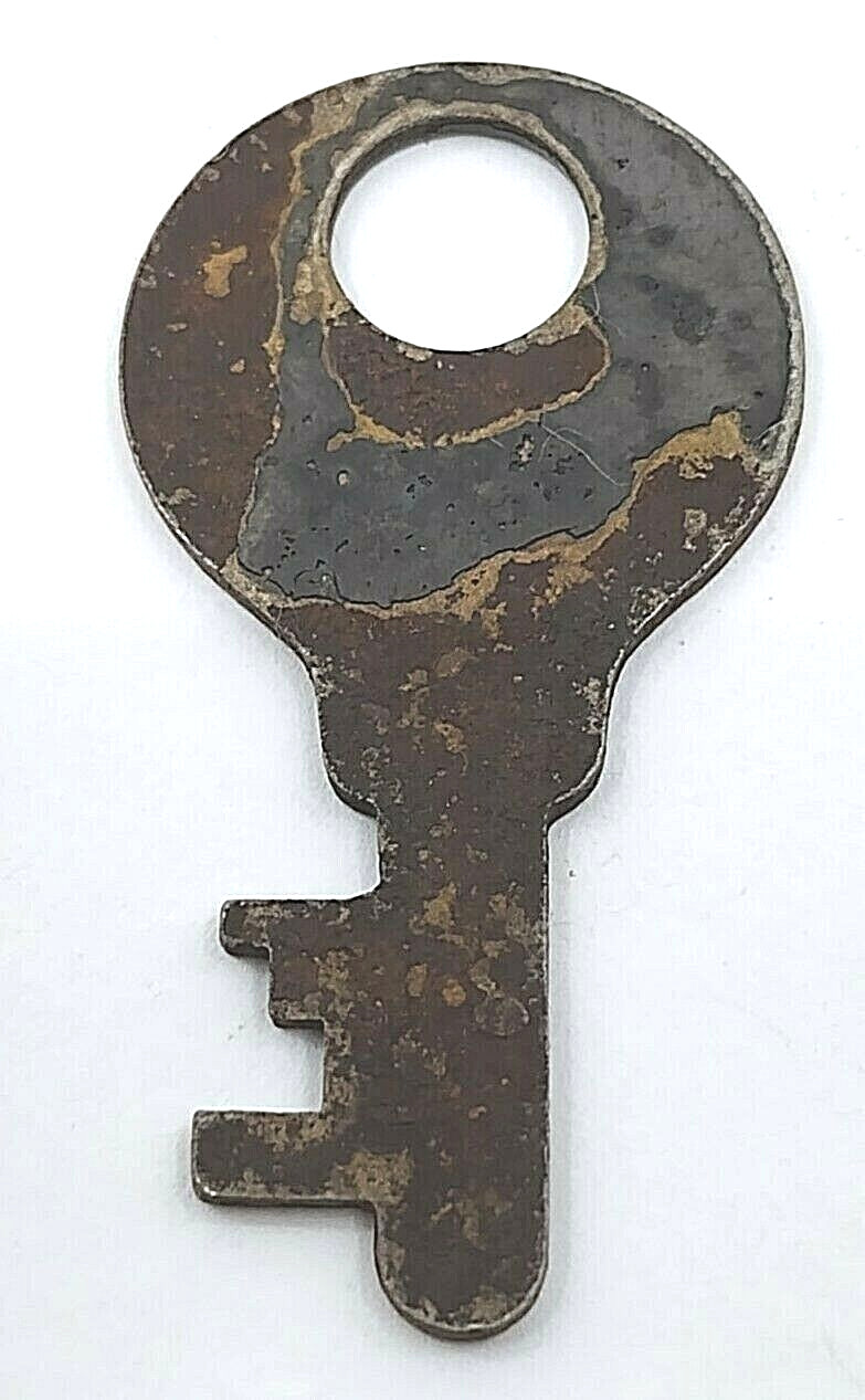 Vintage Key Flat Appx 1.5″ Skeleton Patina Round Bow Padlocks Cabinet *RUSTY*