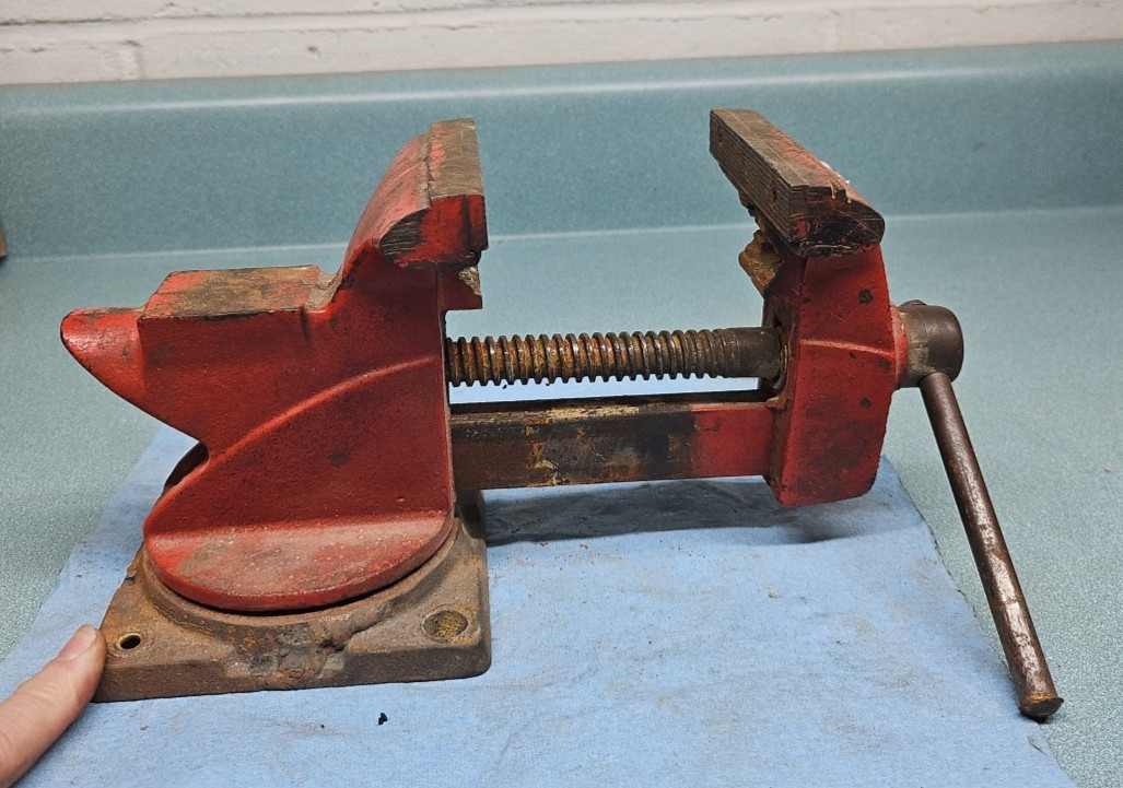 Vintage Scout 3-1/2″ Bench Vise, Horn Anvil , Pipe Jaw, Swivel Base, Made In USA