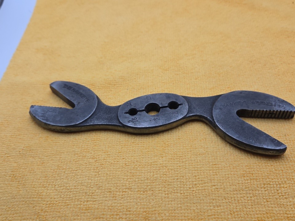 Antique Hawkeye Alligator Wrench 8″ Marshalltown Iowa Thread Chaser Farm Tool