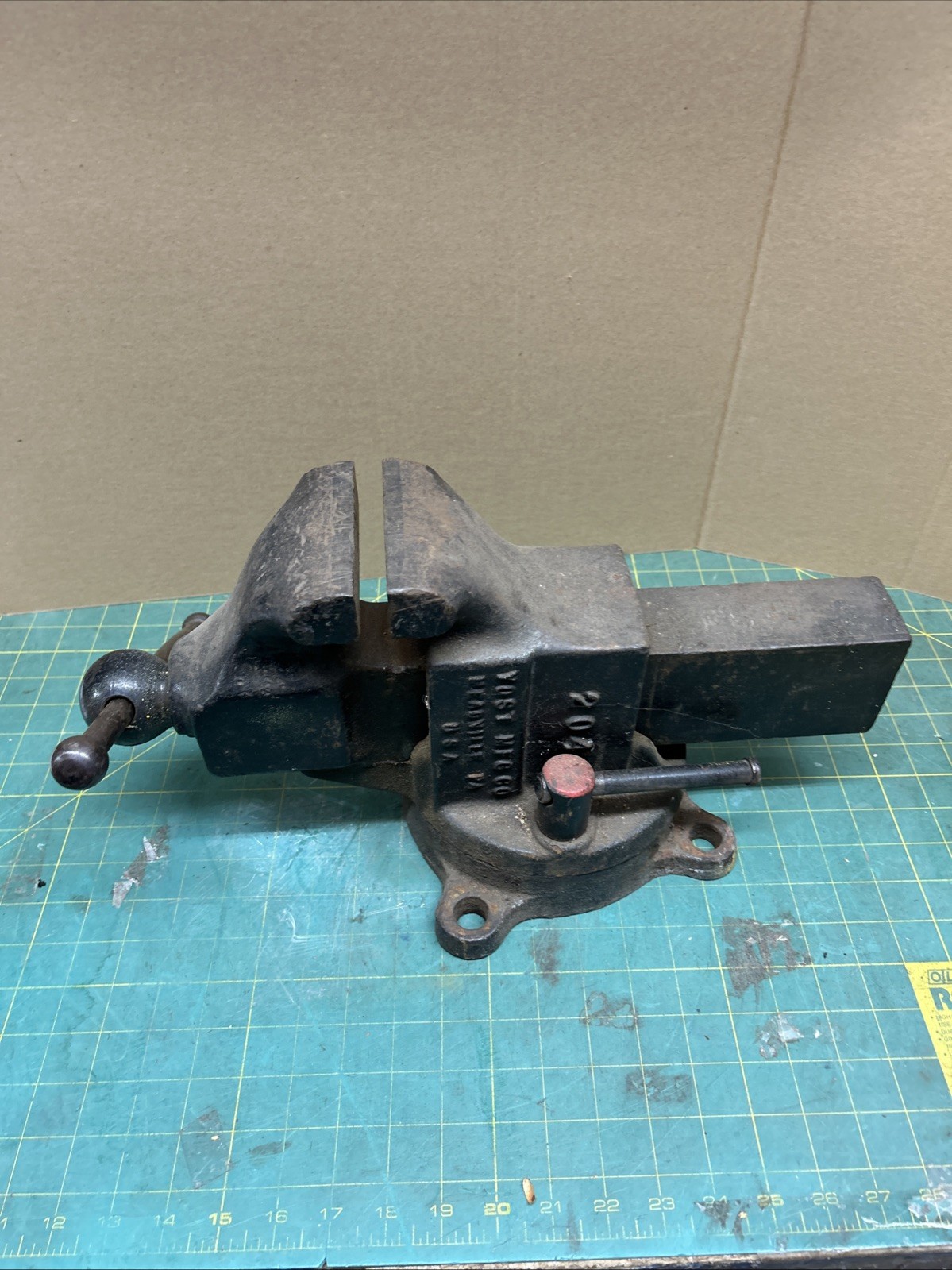 Vintage Original YOST Mfg. Co. Model 204 Bench Vise W/ 4″ Jaws – USA 49 LBS