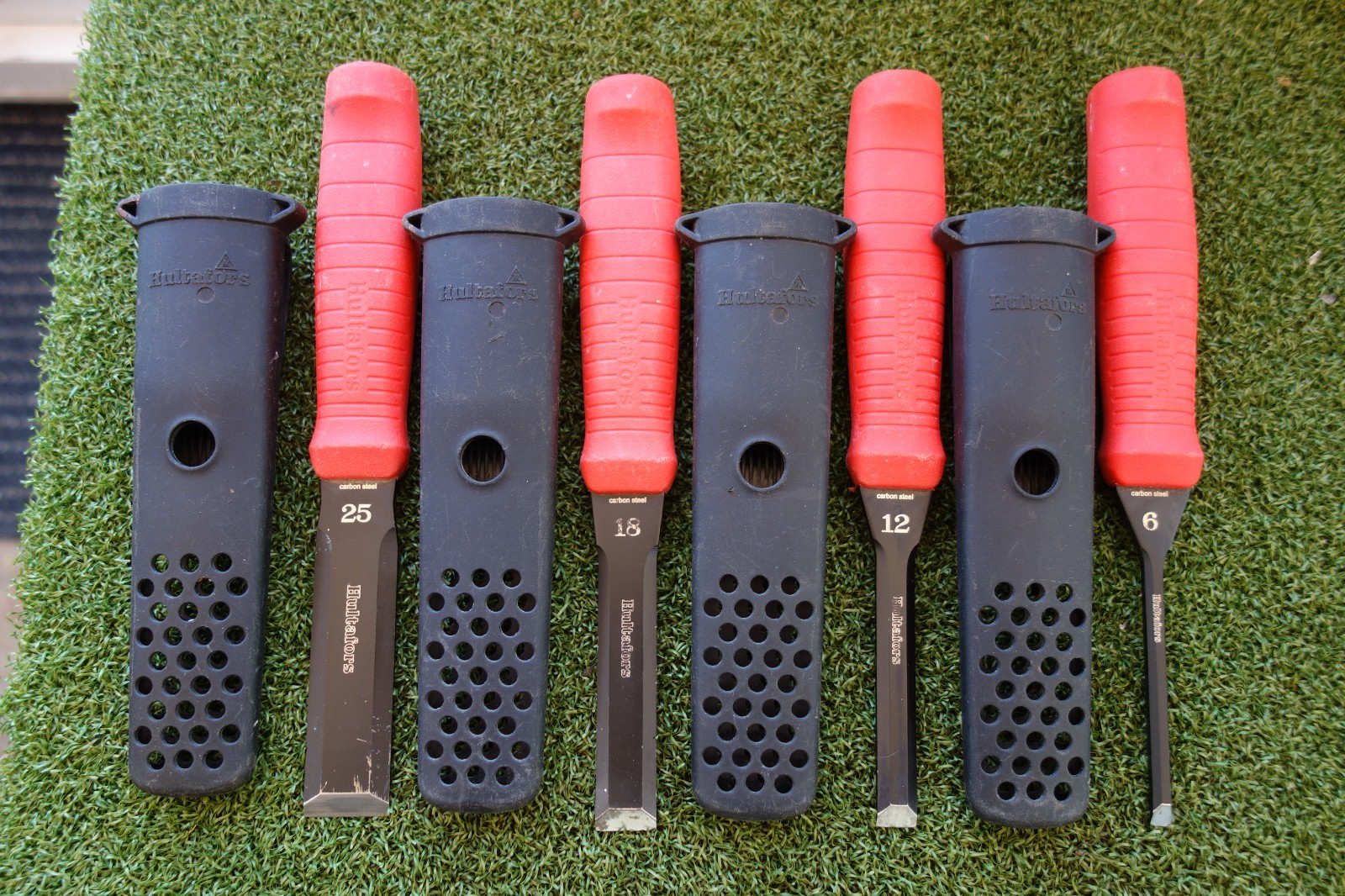 SET OF 4 HULTIFORS CHISELS C/W SCABBARD Nos 25 ,18 ,12, 6.