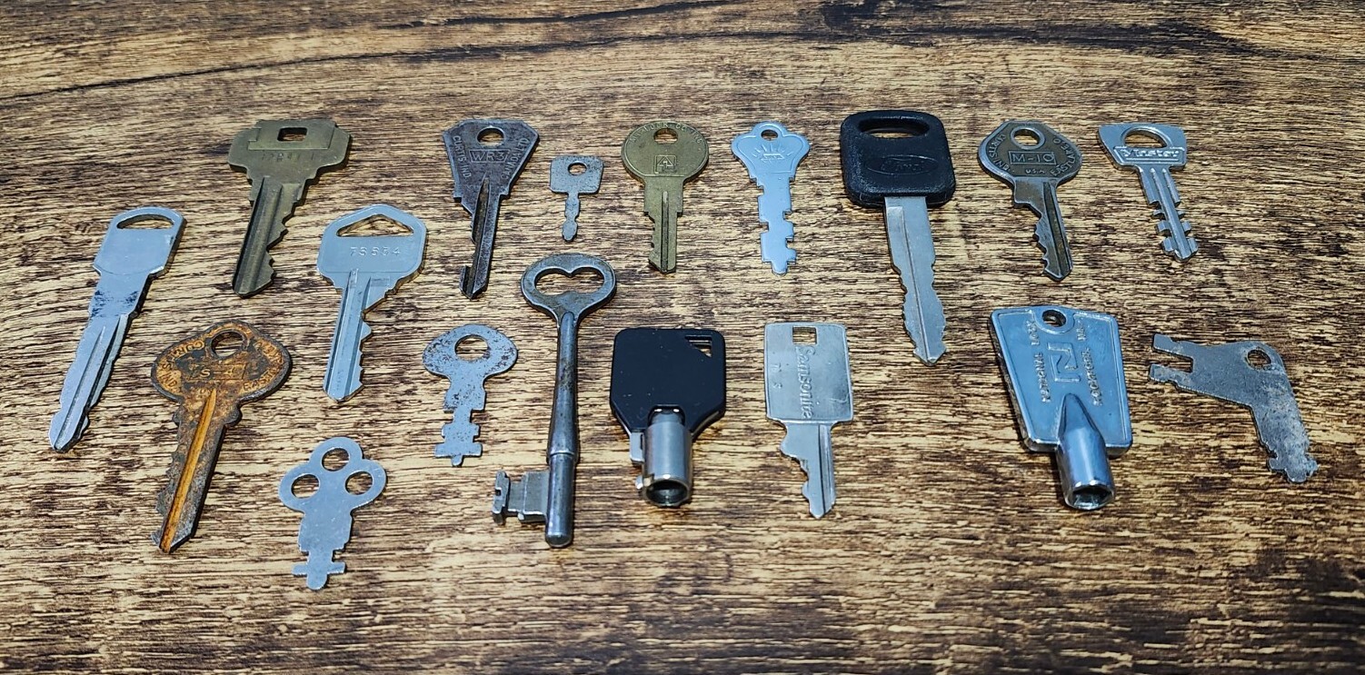 Lot Of 270 Metal/Brass/Nickel Keys, Vintage & Modern [4+ lbs]