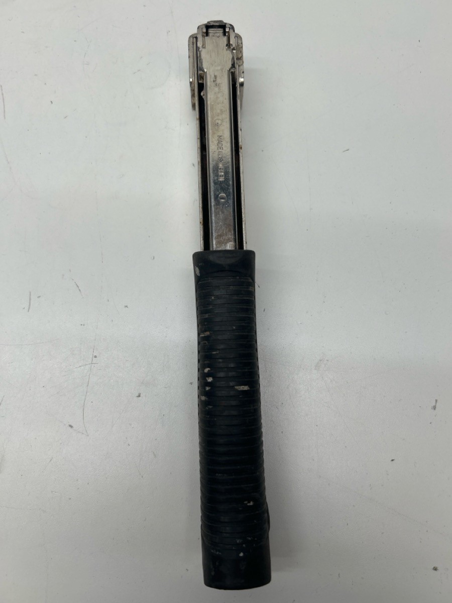 BLACK HANDLED HAMMER STAPLER (P28017937)