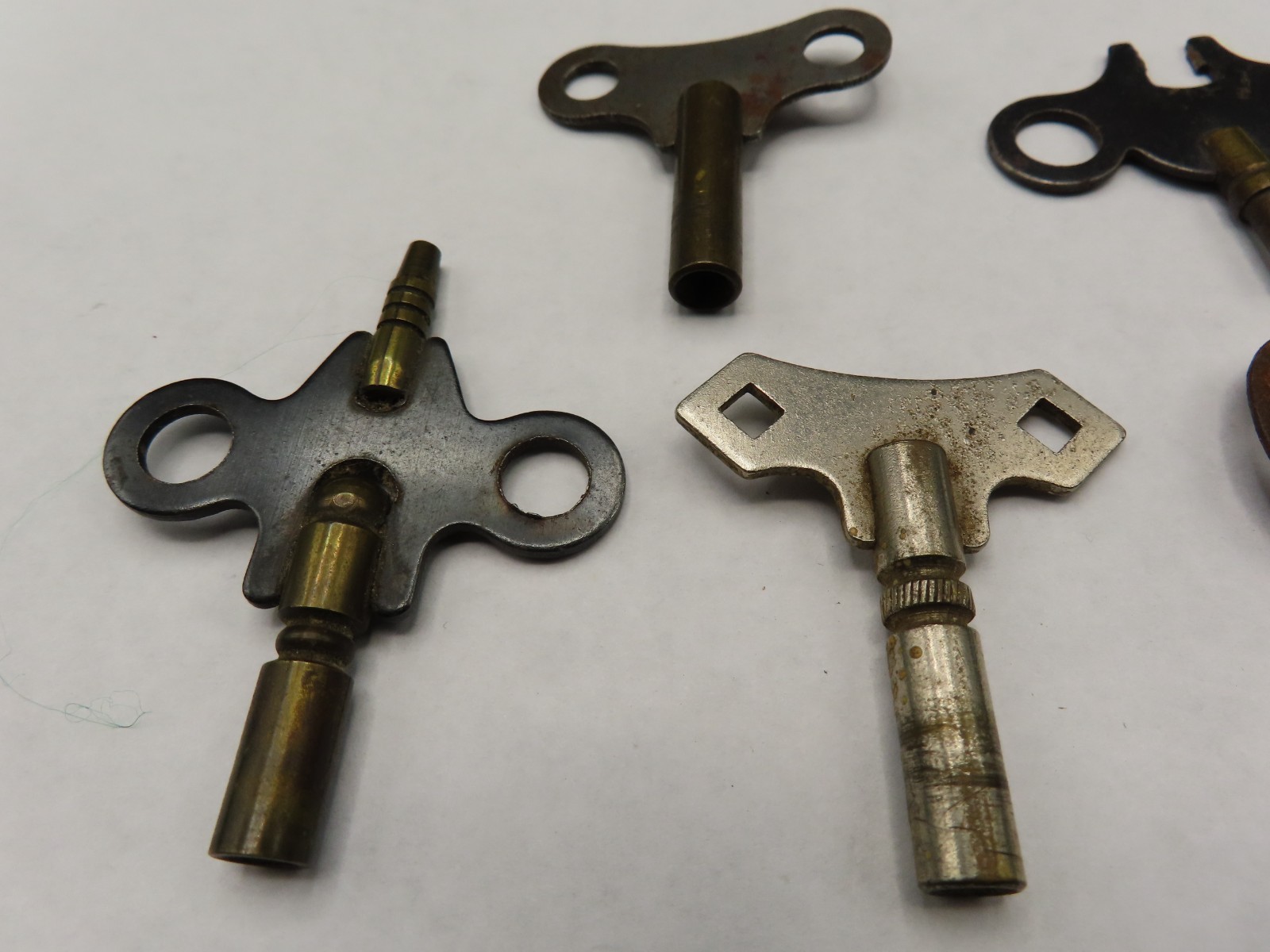 SALVAGE LOT OF 7 ANTIQUE CLOCK & OTHER OPEN BARREL METAL KEYS 1-1/2-2-1/2″