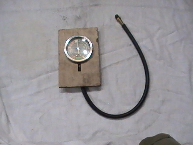 Vintage Fuel Pump Pressure/Engine Vacuum Tester Gauge