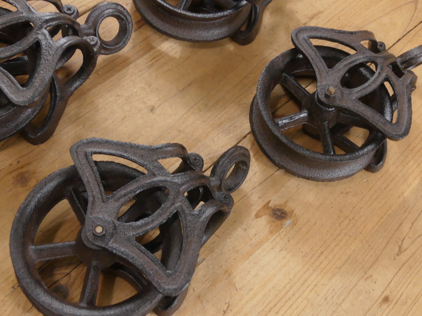 4 Decorative Rustic Pulleys Cable Wheel Farmhouse Country Home Cast Iron Country