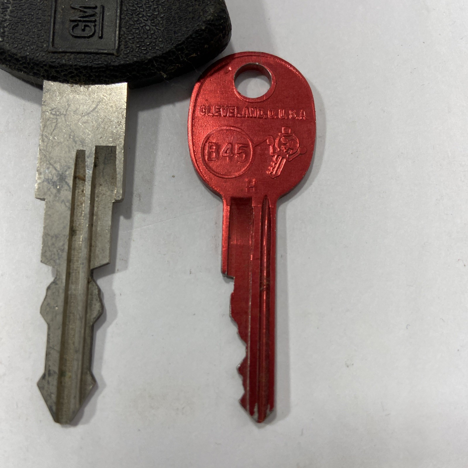 Lot of 11 Vintage Car Keys automobile GM Hyundai And Others One Rd Fob