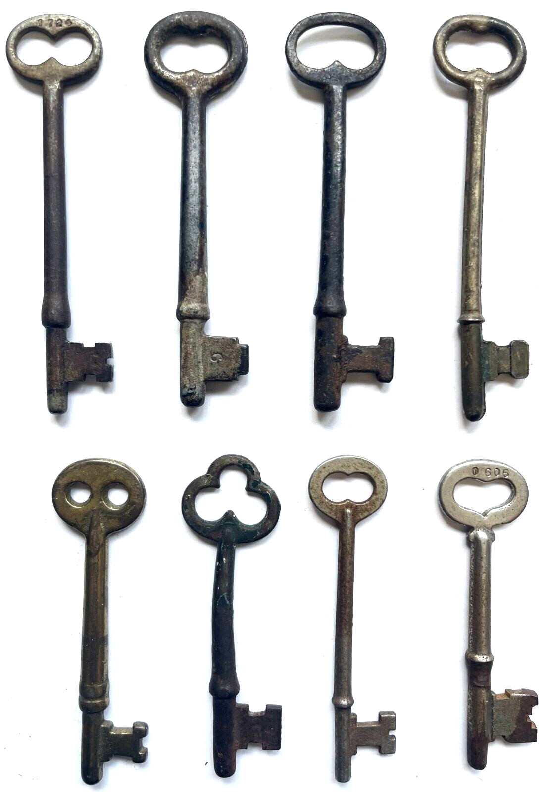 ANTIQUE LOT OF 17 FULL SIZE 2 3/4 ~ 3 1/4″ SOLID BARREL DOOR SIZE SKELETON KEYS