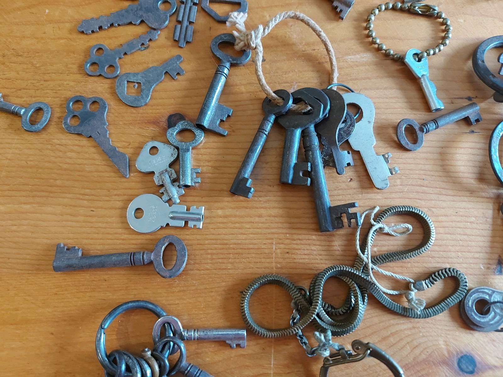 Job Lot of Just Over 100 Antique & Vintage Keys Cabinet, Trinket Boxes, etc