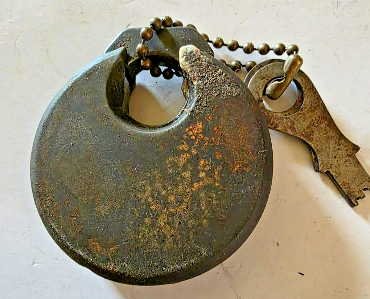 Antique/vintage CLIMAX 6 lever push key pancake padlock w/keys. HT#469