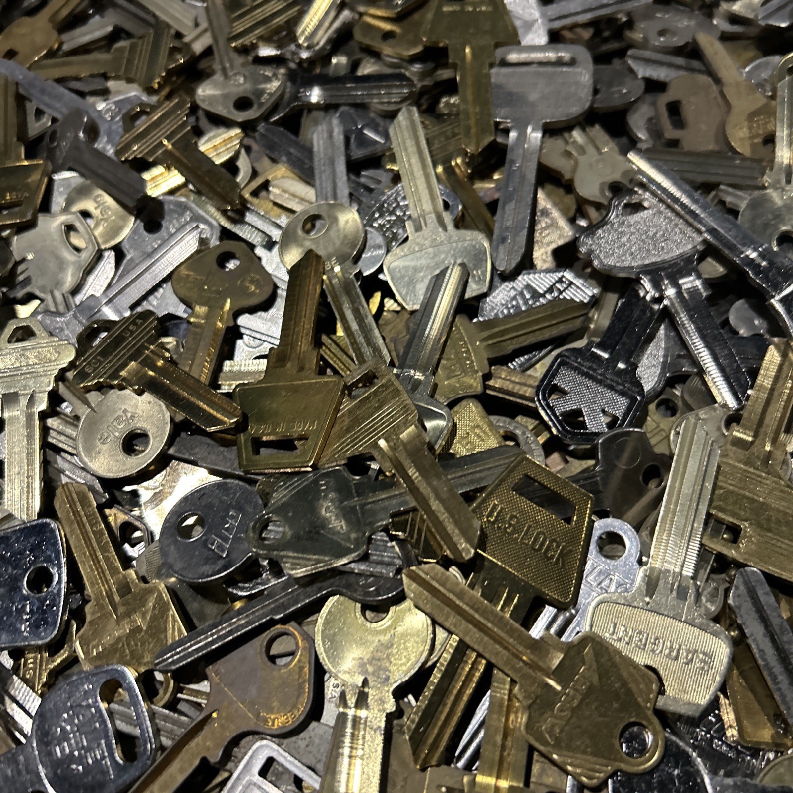 Vintage LOT 10 lbs UNCUT MIXED KEYS Crafts Scrap Brass Home Commercial Auto ETC