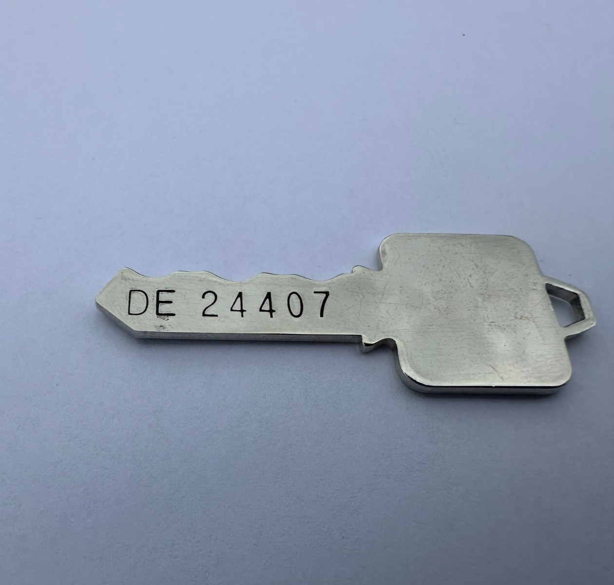 VINTAGE 60’S BEAUTIFUL MINTY LOOKING PLAYBOY CLUB KEY 🔑 DE # 24407 AND MORE!!!