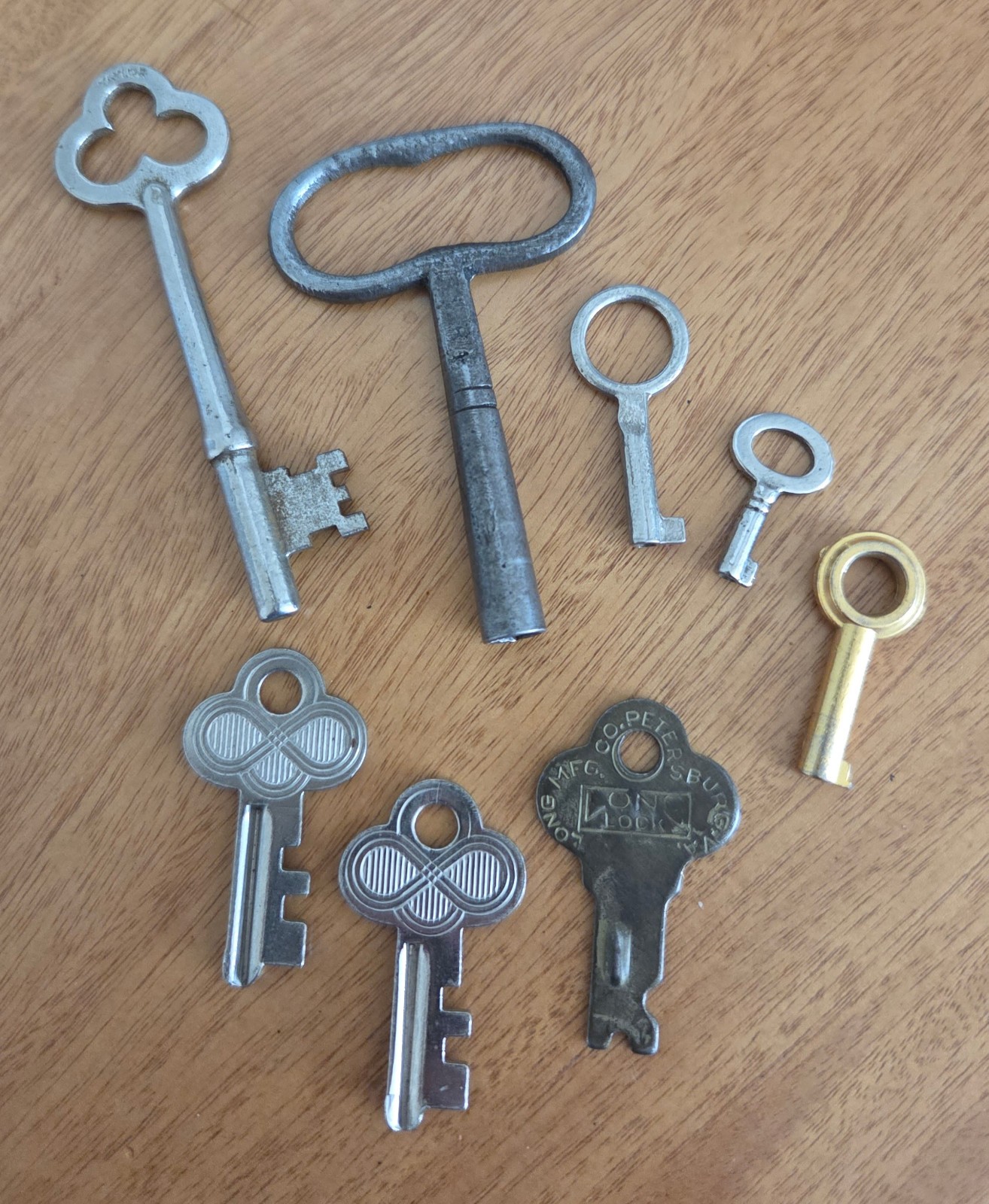 8pc LOT of Vtg Clock Winding Keys & Misc Flat Assorted Metal Key Set