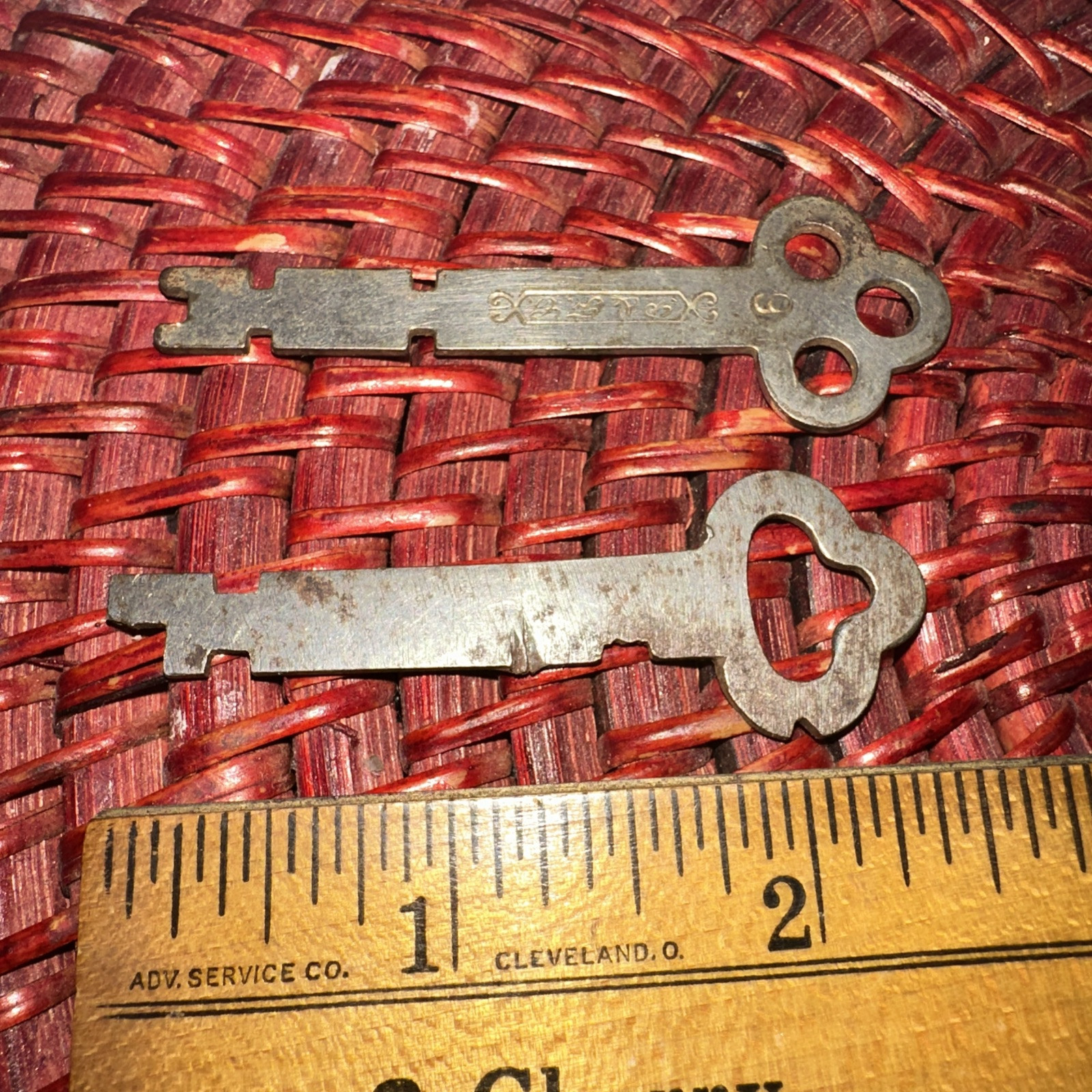 2 Antique Skeleton Keys Flat ￼