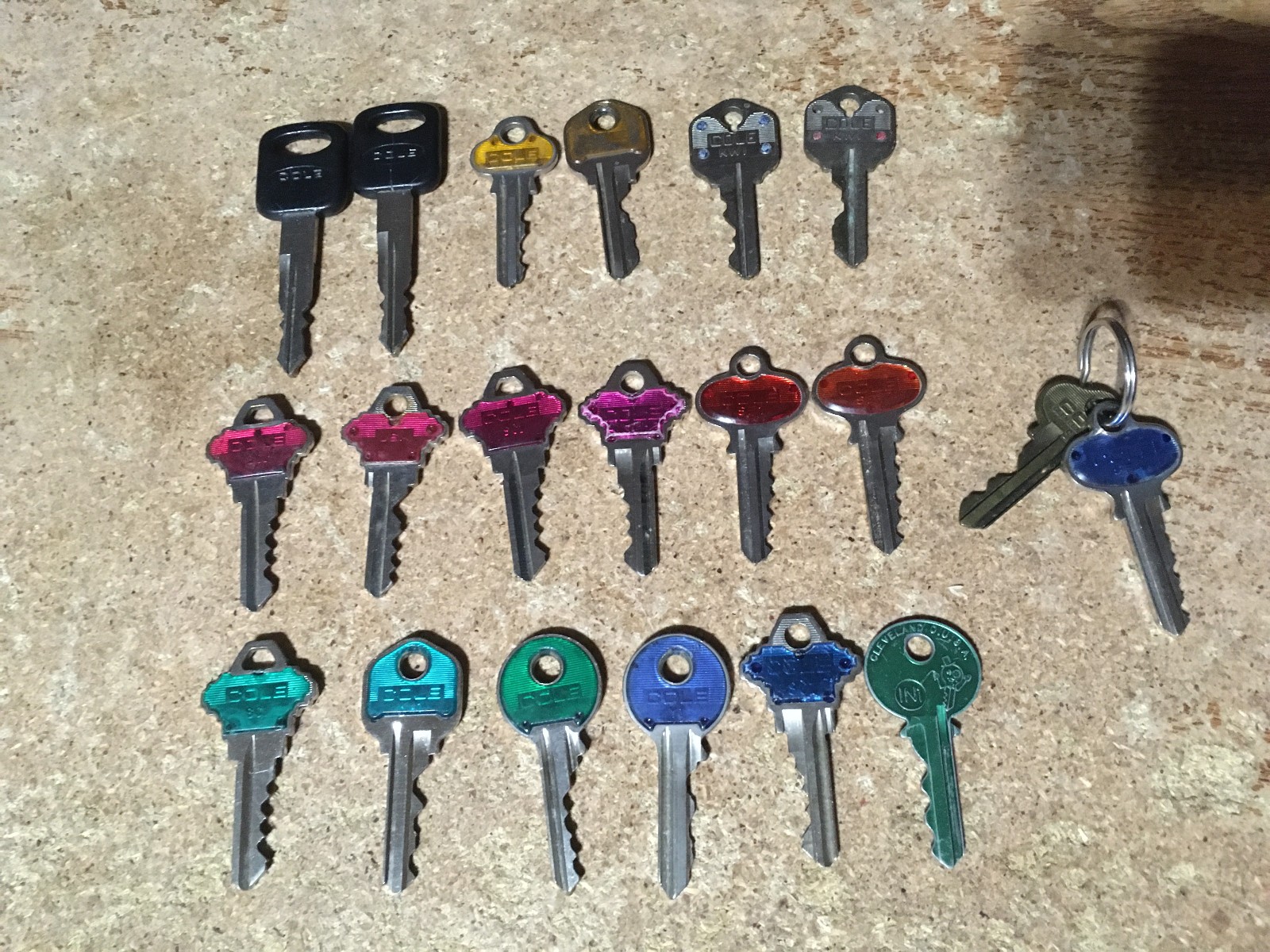 HUGE LOT OF 422 VINTAGE KEYS SKELETON KEYS MINI KEYS VEHICLE MASTERLOCK ILCO ACE