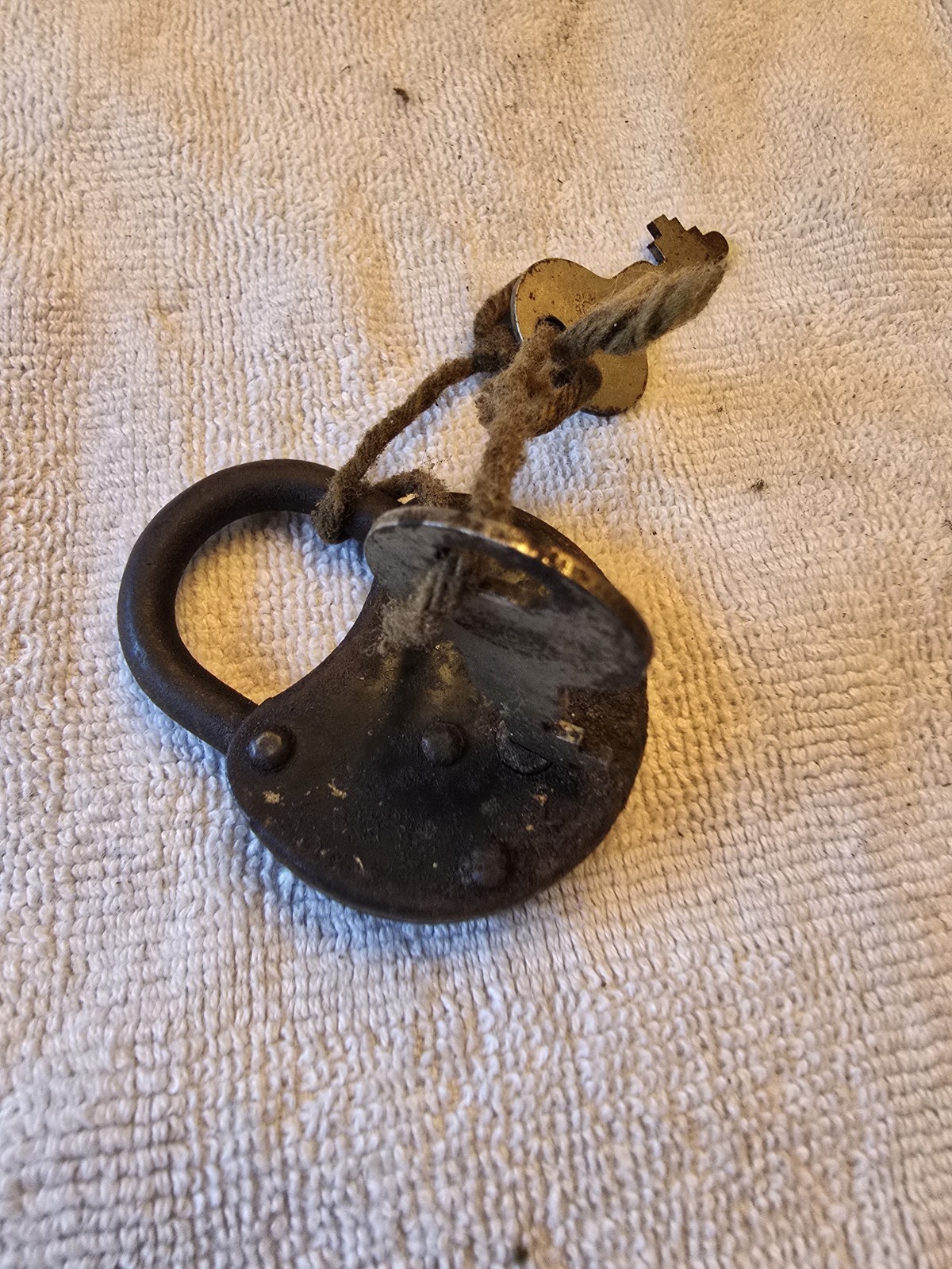 1900-1930 antique Corbin heart-shaped pancake padlock with pantina with 2 keys