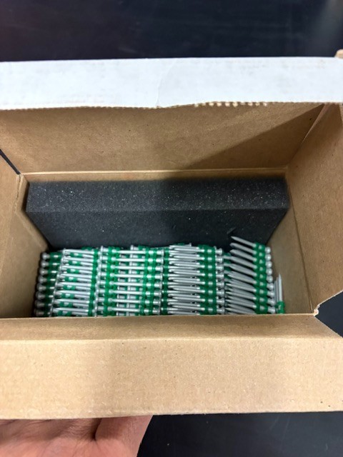 Powers C5 TRAK-IT 1 1/2″ pins. Each box comes with fuel cartridge