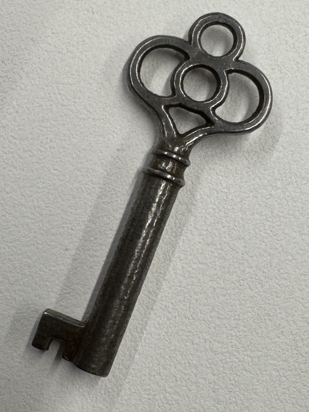 🌿 🗝Antique Hollow Barrel Skeleton Key Cloverleaf Bow Vintage Furniture