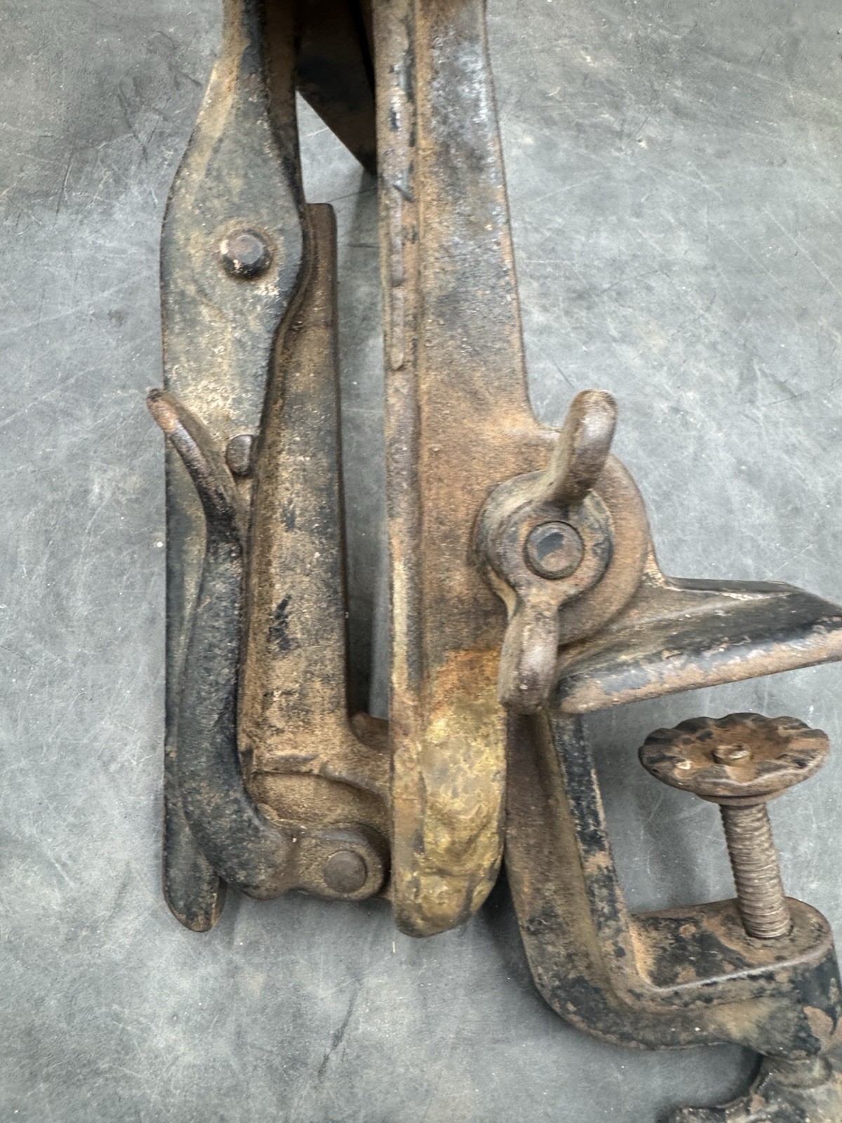 Antique Sargent Hand Saw Vise,9-3/8″ Jaws,1-7/8″ Bench Capacity