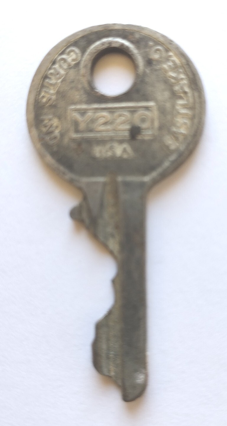 Vintage Key Curtis Industries Y220 Eastlake OH USA Appx 1-15/16” Desk Locks Door