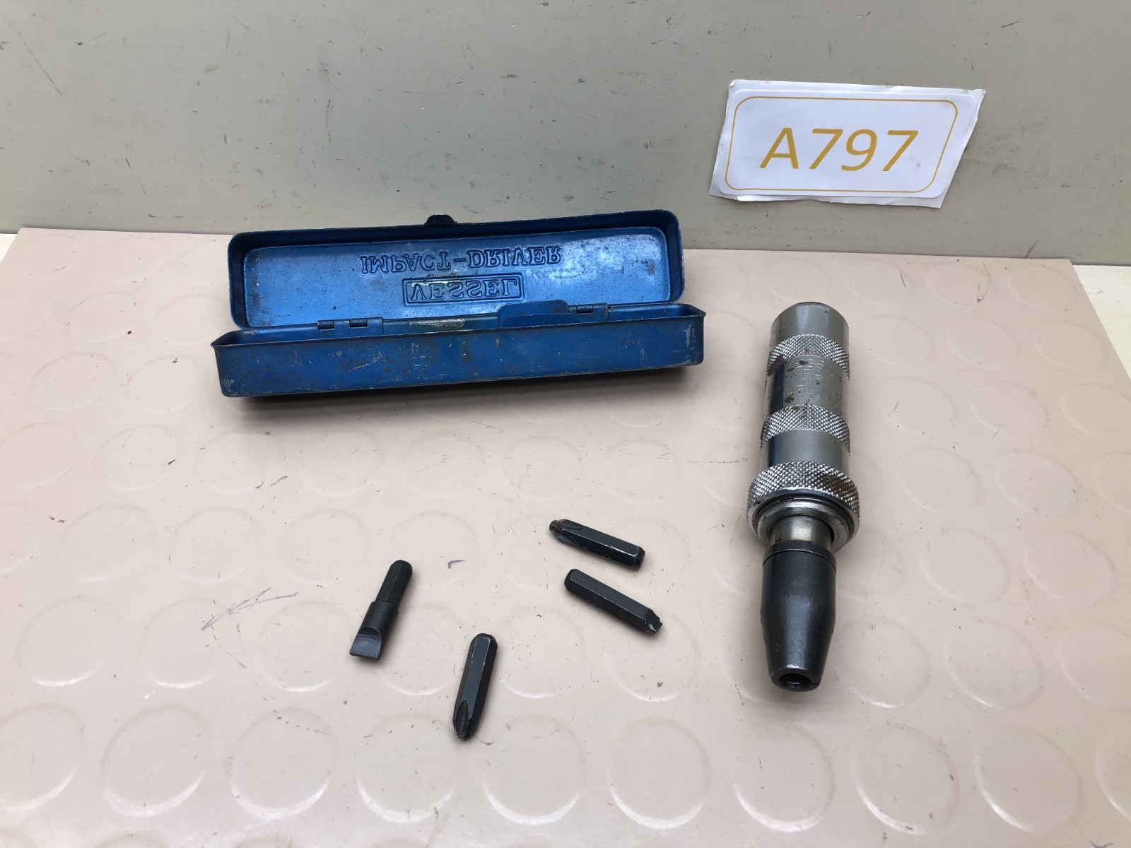 Manual Impact Driver w/ 4 Bits Vessel