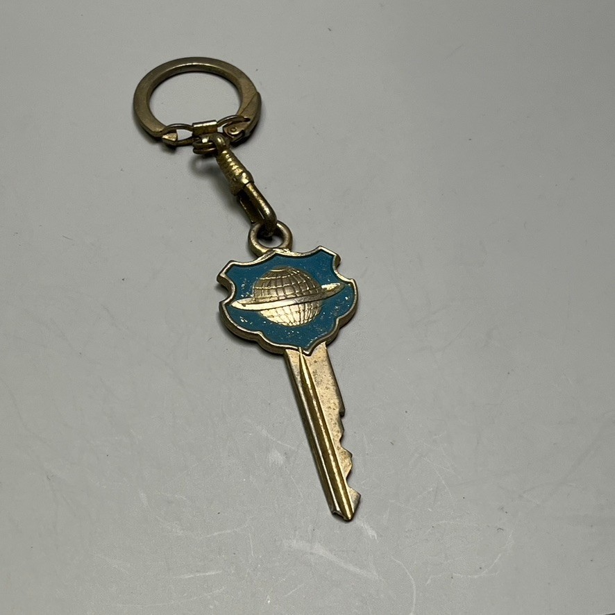 VTG Oldsmobile Planet Crest Car Auto Gold Tone Key Blank Uncut Keychain Garage
